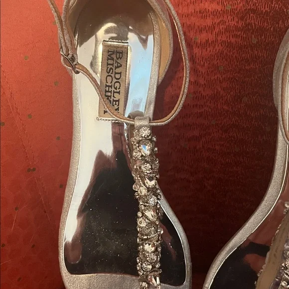 Like new BADGLEY MISCHKA silvertone sandals 7 1/2. $20 - Picture 3 of 8